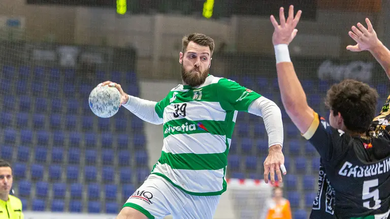 Juan del Arco en acción de lanzamiento con la camiseta del Anaitasuna. Cedida.