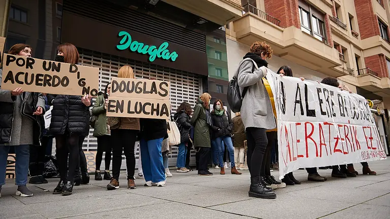 Las trabajadoras de Douglas se concentran contra el ERE planteado por la empresa, coincidiendo con la convocatoria de huelga realizada por los sindicatos ELA, UGT y CCOO. PABLO LASAOSA