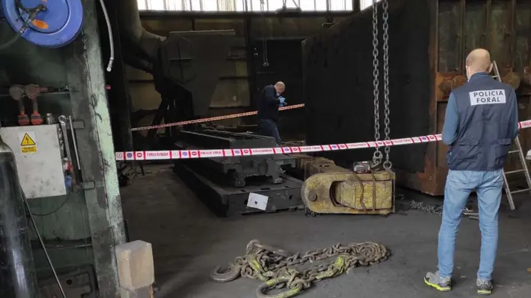 Agentes de Polic&iacute;a Judicial de la Polic&iacute;a Foral realizan la inspecci&oacute;n ocular en el lugar del accidente. CEDIDA