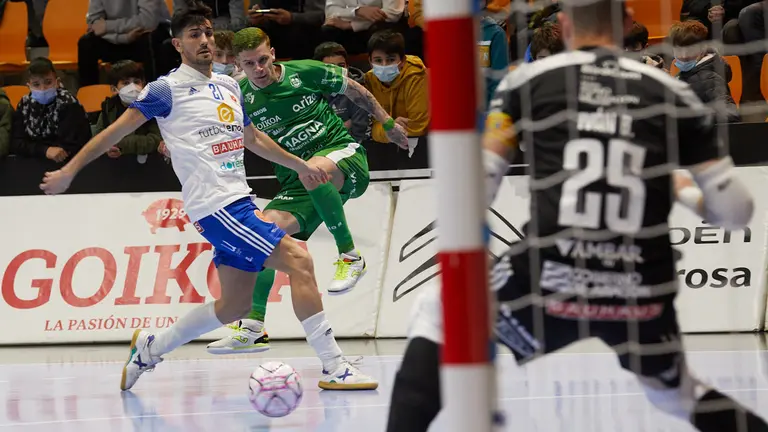 Partido de Liga Nacional de Fútbol Sala entre Osasuna Magna Xota y Fútbol Emotion Zaragoza disputado en el pabellón Anaitasuna de Pamplona. IÑIGO ALZUGARAY