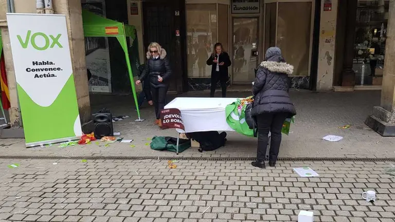 Estado en el que ha quedado la carpa de Vox Navarra tras el ataque en Estella. CEDIDA