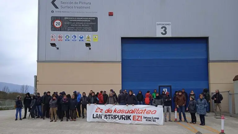 El comité de Sakana se concentra para denunciar la muerte de un trabajador. TWITTER LAB