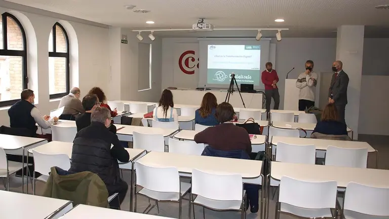 Participantes del programa con profesorado y representantes de la Cámara De Comercio. CEDIDA