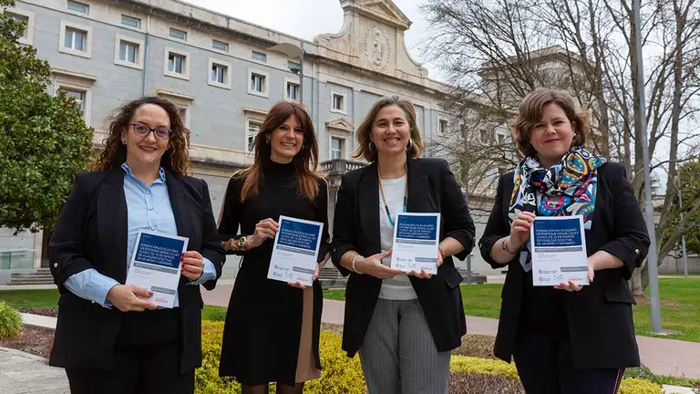 Nahikari Sánchez, María Cruz Díaz de Terán, Isabel Olloqui e Inés Olza, autoras de la obra de igualdad. UNIVERSIDAD DE NAVARRA
