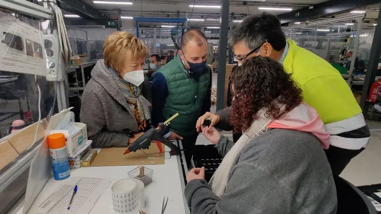 Sergio Vitas, alcalde de Fustiñana, acompañado de Lola Arrondo, teniente de alcalde, visitaron las instalaciones de Tasubinsa en Tudela. CEDIDA