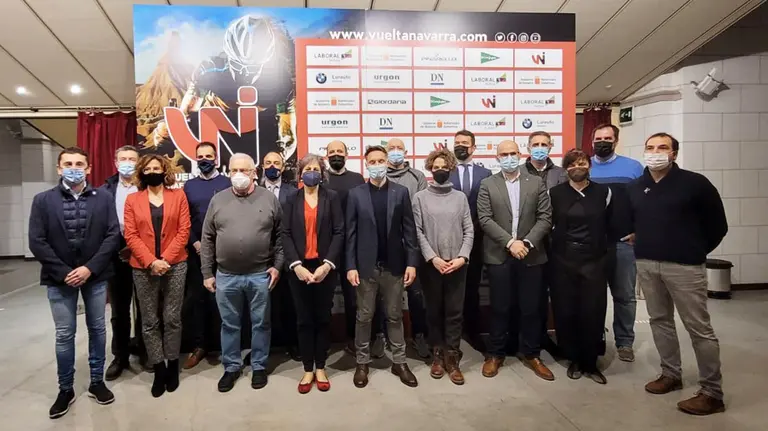 Organizadores y patrocinadores de la Vuelta ciclista a Navarra 2022 en Sangüesa. Cedida.