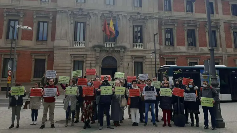 Los músicos de la Orquesta Sinfónica de Navarra se concentra frente al Parlamento de Navarra. UGT