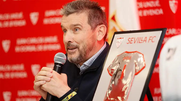 El exguardameta Juan Carlos Unzué durante su intervención tras recibir de manos del presidente del Sevilla FC, José Castro, el XII Dorsal de Leyenda del club con su nombre grabado, la máxima distinción a un exjugador sevillista, en un acto donde también le fue entregado el escudo de oro de la Federación Española de Futbol, hoy miércoles en el antepalco del estadio Sánchez Pizjuan en la capital hispalense.EFE/Jose Manuel Vidal