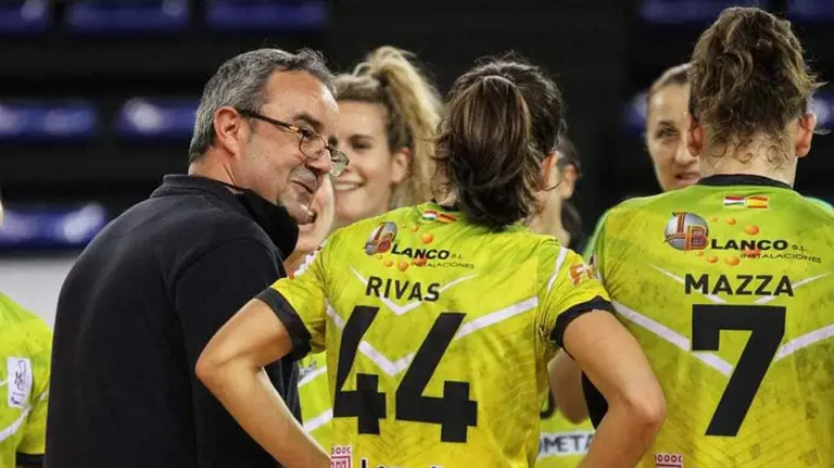 El navarro 'Manu' Etayo hablando con sus jugadoras del Sporting La Rioja. Facebook Manu Etayo.