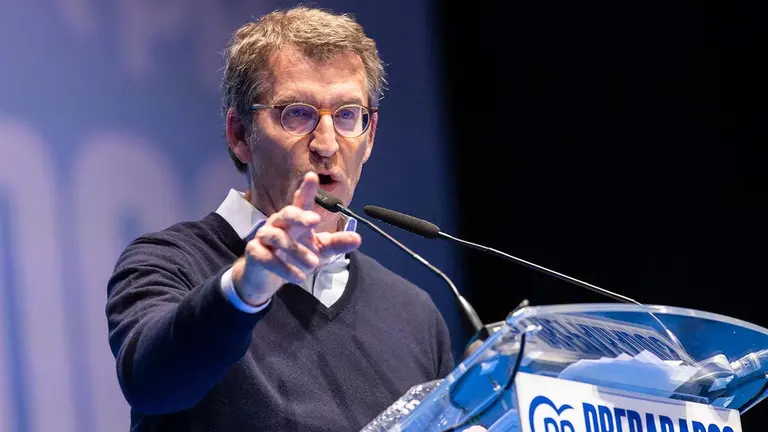 El candidato a la presidencia del PP, Alberto Núñez Feijóo, interviene en un acto de cierre de campaña en el Palacio de Congresos de Mérida. Jorge Armestar/Europa Press