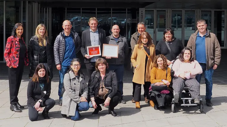 Ricardo Abad sujetando la placa y rodeado de las personas que le han homenajeado en la Casa del Deporte. @RikiAbad