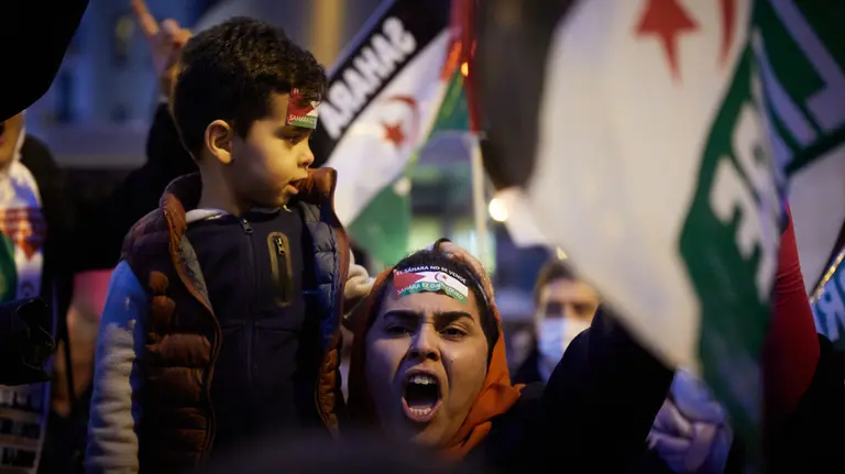 El Movimiento Solidario de apoyo al Pueblo Saharaui en Navarra organiza una concentración en apoyo al pueblo saharaui y en protesta por la decisión del Gobierno Español. IÑIGO ALZUGARAY