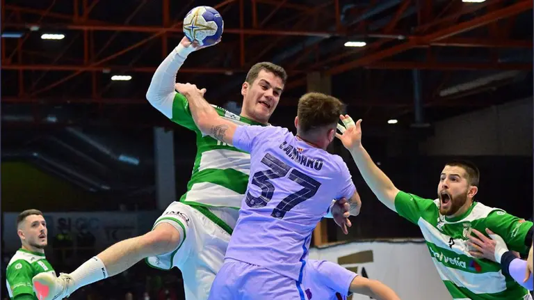 Ander Izquierdo en acción de lanzamiento ante el Barcelona. .@AnaitasunaBM