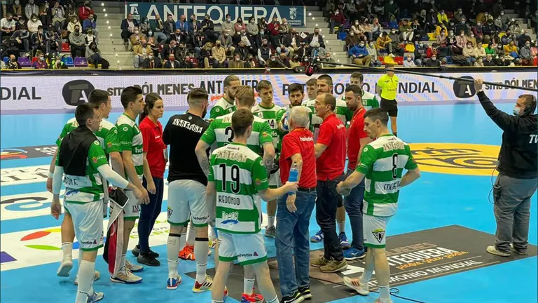 Tiempo muerto del Anaitasuna con el técnico Quique Domínguez hablando con sus jugadores. @AnaitasunaBM