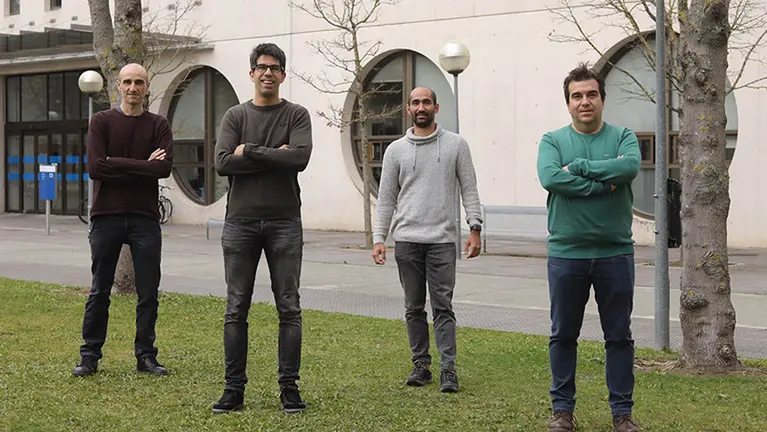 De izquierda a derecha, los investigadores Iñigo Ederra, Miguel Beruete, Dayan Pérez-Quintana y Jorge Teniente en el campus de Arrosadia de la UPNA. UPNA