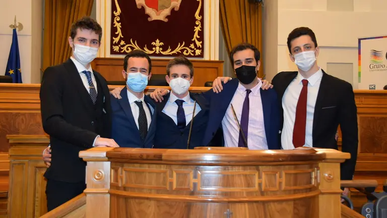 El equipo de debate de la UPNA, en las Cortes de Castilla-La Mancha, tras la celebración del concurso. UPNA