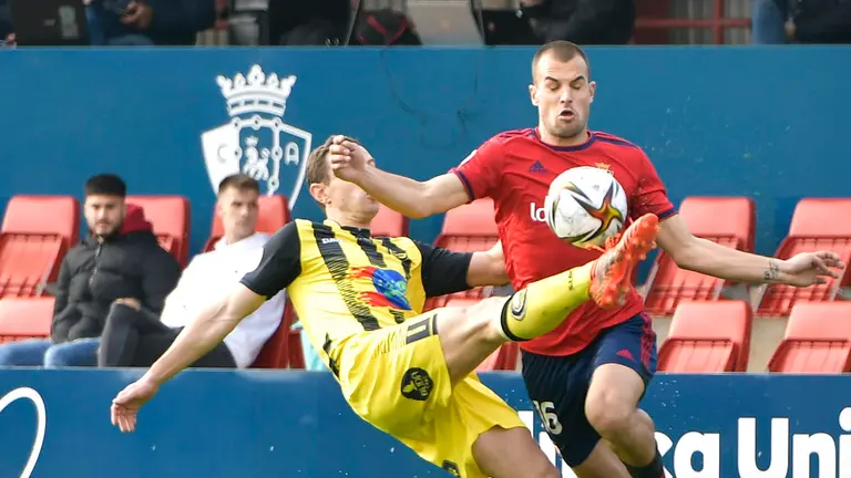 Osasuna Promesas se enfrenta al Cayón en las instalaciones de Tajonar. PABLO LASAOSA