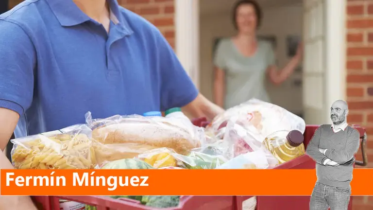 Un hombre acerca la compra a casa a una señora. ARCHIVO