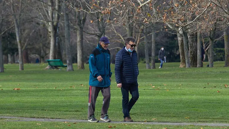 Dos personas pasean por la Vuelta del Castillo de Pamplona tras la recuperación de la obligatoriedad del uso de las mascarillas en exteriores. IÑIGO ALZUGARAY