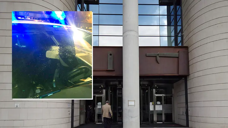 Entrada al Palacio de Justicia de Pamplona junto a un detalle del cristal de la luna delantera del coche de la Policía Municipal que resultó dañado por el lanzamiento de la botella. ARCHIVO