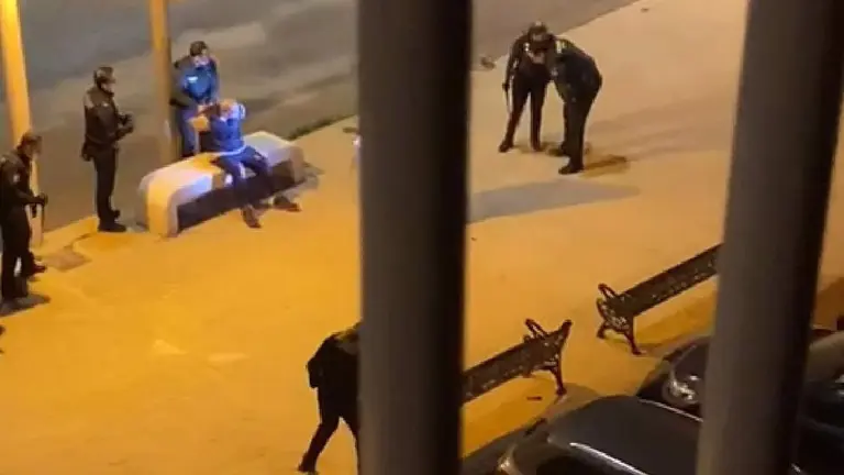 Imagen de la detención del hombre en Rincón de la Victoria tras arremeter ocn un arma blanca contra varios agentes de la Guardia Civil y la Policia Local. EUROPA PRESS