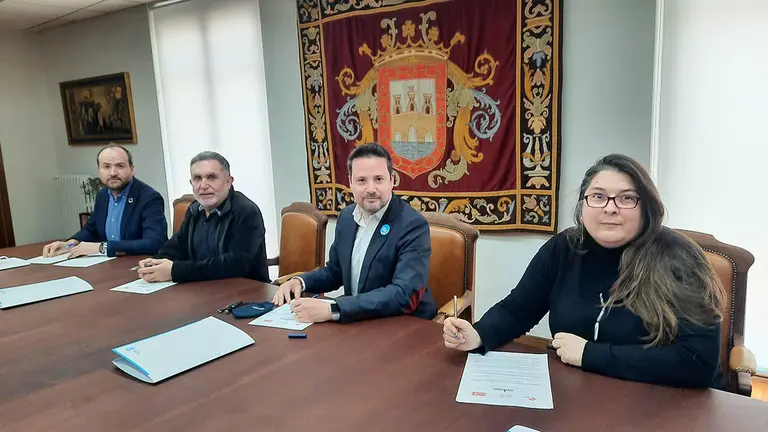 firma de ratificación del Pacto por la regeneración del Casco Antiguo, que fue suscrita por el alcalde, Alejandro Toquero; los portavoces de IE, Olga Risueño, y de PSN, Ángel Sanz; y por el representante de la AAVV del Ca