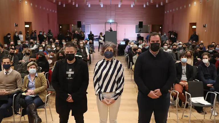 La consejera Esnaola junto con Javier de la Fuente, responsable de proyectos estratégicos de NICDO, y Fernando F. Garayoa, coordinador de la Navarra Music Commission en la presentación a la que han acudido más de un centenar de agentes musicales. CEDIDA