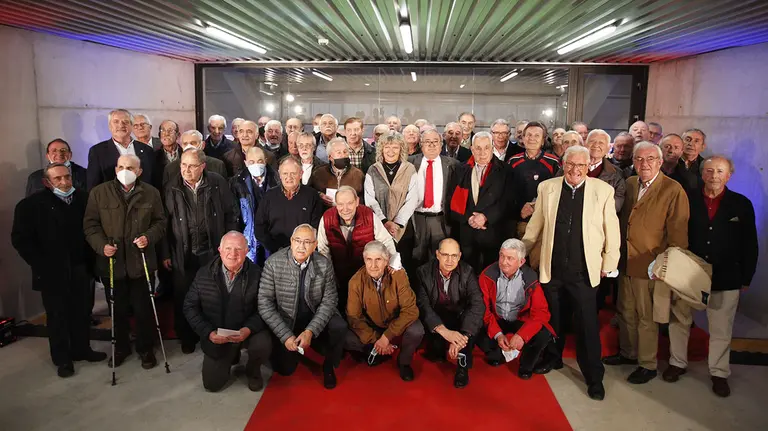 Foto de grupo de los 55 socios de Osasuna homenajeados en el estadio de El Sadar. CA Osasuna.