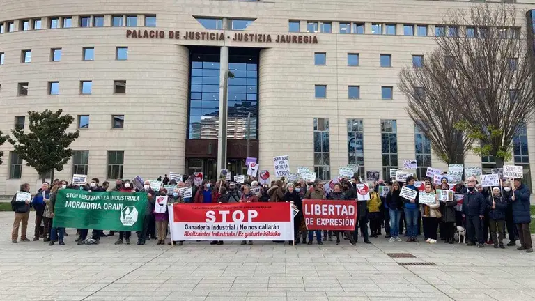 Concentración de los colectivos citados al acto de conciliación por la macrogranja de Caparroso. CEDIDA