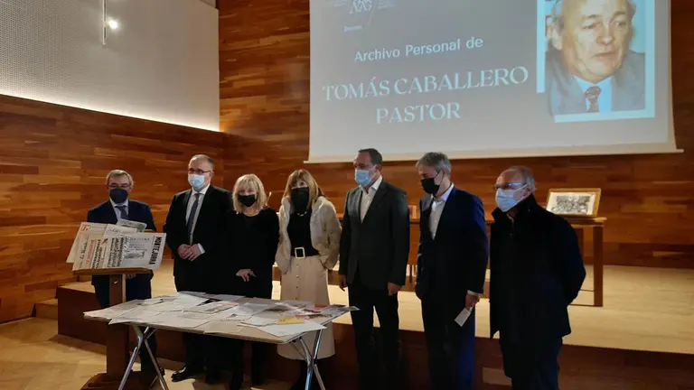 Participantes en el acto, frente a una muestra de la donación - EUROPA PRESS