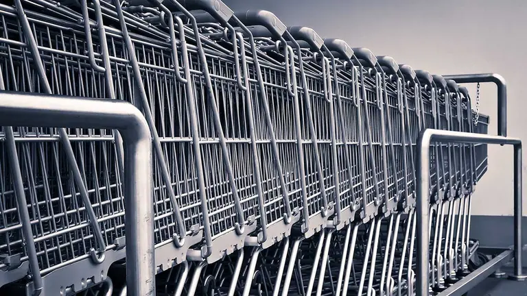 Carros de la compra en un supermercado. ARCHIVO.