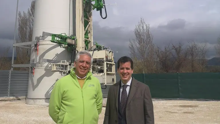 El CEO de Koalalifter, Emmanuel García de la Peña y el consejero Irujo, en una de las instalaciones de la empresa. GOBIERNO DE NAVARRA