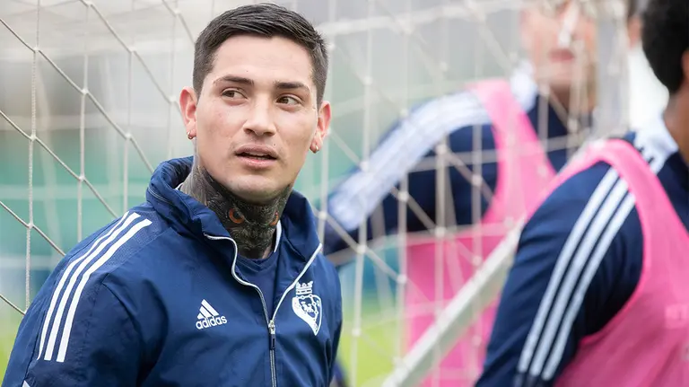 Chimy Ávila muestra su nuevo tatuaje en el cuello en las instalaciones de Tajonar. CA Osasuna.
