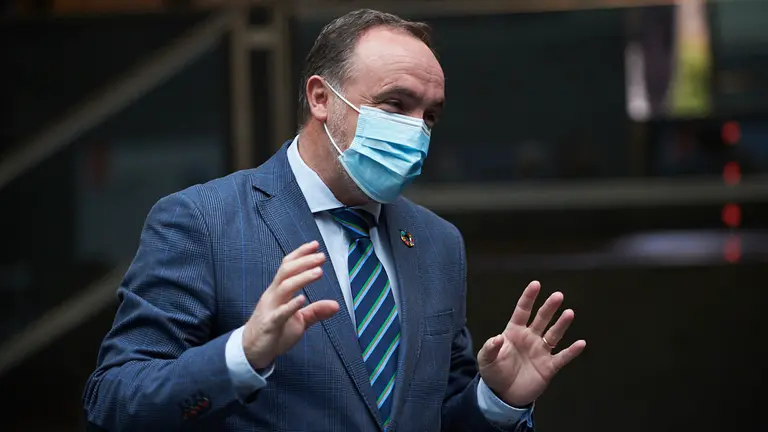 Javier Esparza, de Navarra Suma, antes de comenzar el pleno del Parlamento. PABLO LASAOSA