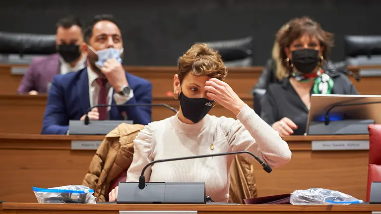 La presidenta del Gobierno, María Chivite, en su asiento del pleno. PABLO LASAOSA
