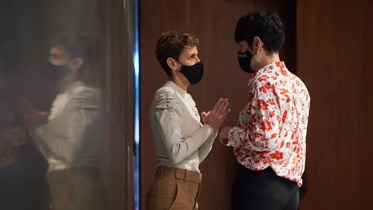 Elma Saiz, consejera de Hacienda junto a María Chivite, presidenta del Gobierno de Navarra. PABLO LASAOSA