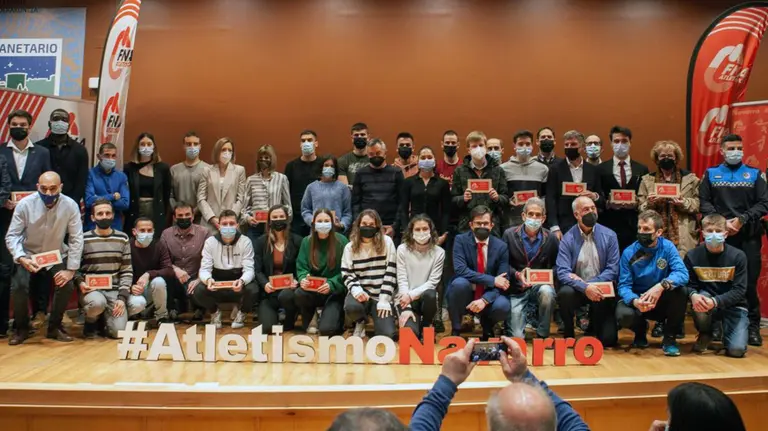 Foto de grupo con todos los navarros premiados en la gala del atletismo foral. @atletismoFNAF