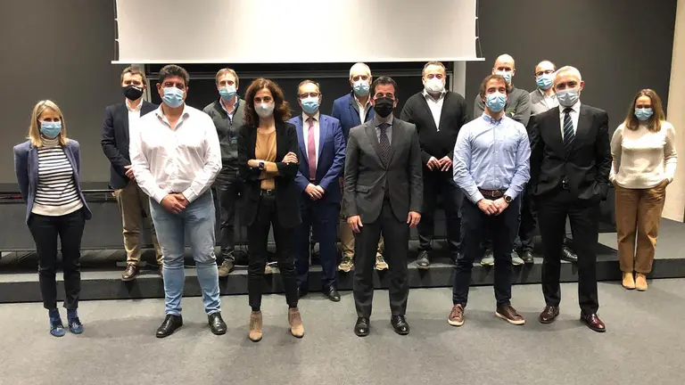 El consejero Irujo (centro) con las y los representantes del Gobierno de Navarra y papeleras navarras que han participado en la reunión. - GOBIERNO DE NAVARRA