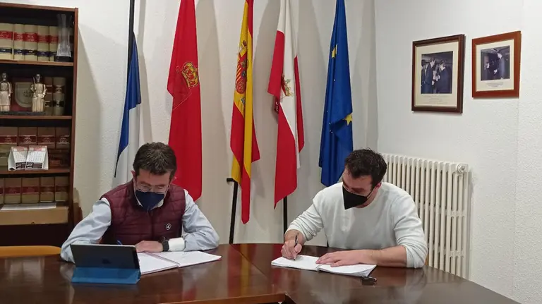 El representante de la Cámara del Comercio y del Ayuntamiento de Ablitas, firmando el convenio. CEDIDA