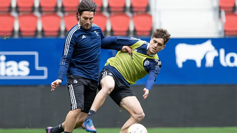 Juan Cruz junto a Javi Martínez en el partidillo jugado en El Sadar. CA Osasuna.