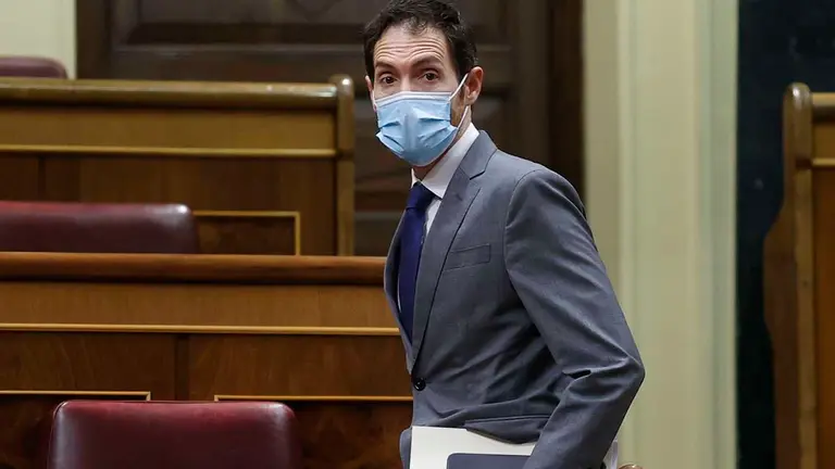 El diputado de Unión del Pueblo Navarro, Sergio Sayas a su llegada al Congreso de los Diputados este miércoles donde se celebra la sesión de control al Gobierno en Madrid. EFE/ Chema Moya