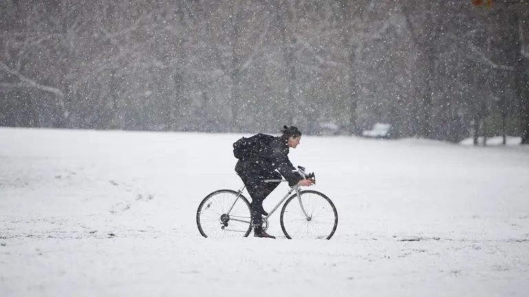 La borrasca ‘Ciril’ trae nieve a Pamplona el primer día de abril. PABLO LASAOSA