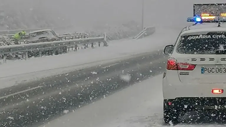 Accidente en Cizur por la nevada GUARDIA CIVIL