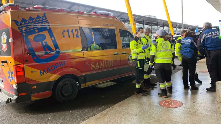 Un equipo del Samur en el lugar del aeropuerto de Barajas - Adolfo Suárez donde ha ocurrido la tragedia.