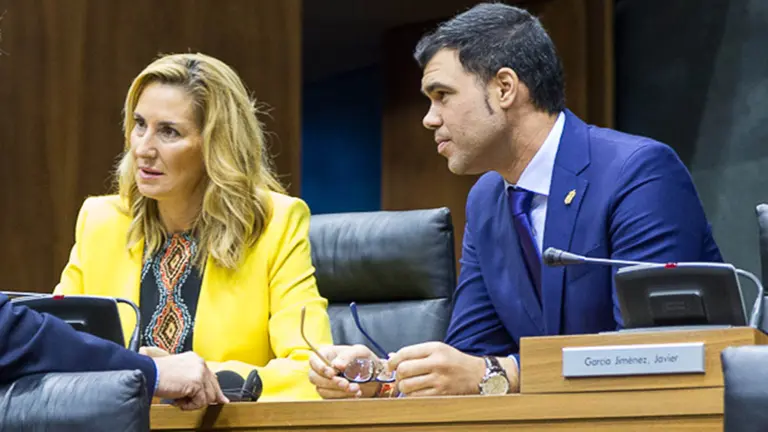 Los populares Ana Beltrán y Javier García. IÑIGO ALZUGARAY copia