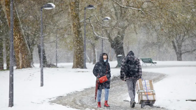 Una gran nevada cubre de blanco las calles de Pamplona en el mes de abril. IÑIGO ALZUGARAY