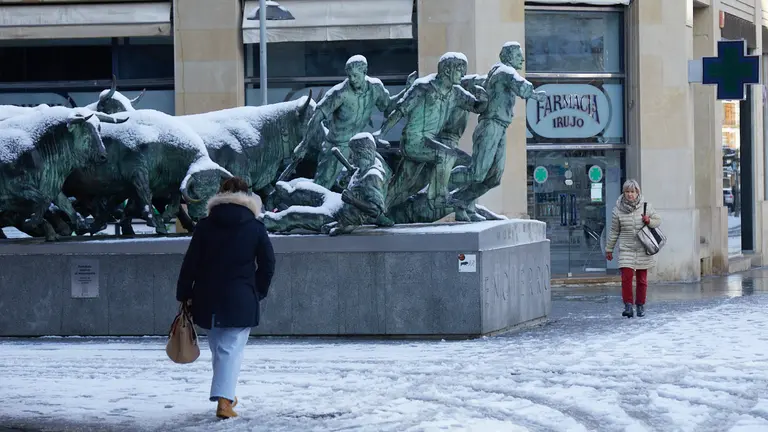 Una gran nevada cubre de blanco las calles de Pamplona en el mes de abril. IÑIGO ALZUGARAY