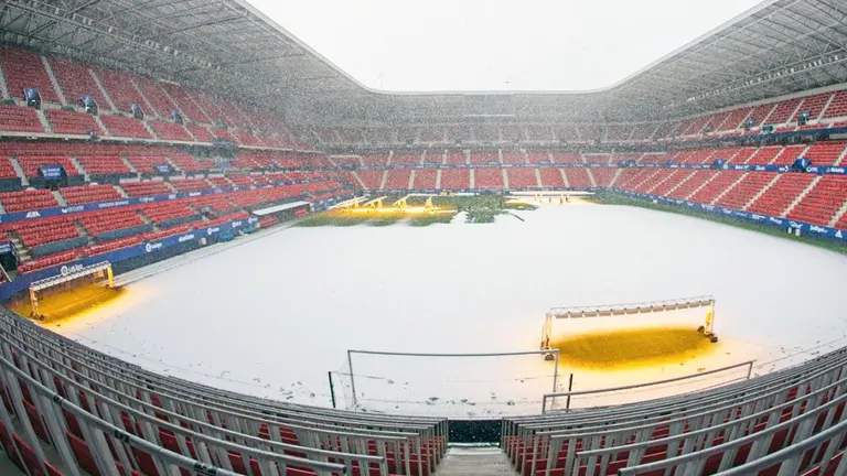 Interior del estadio de El Sadar con los empleados del club quitando la nieve. CA Osasuna.