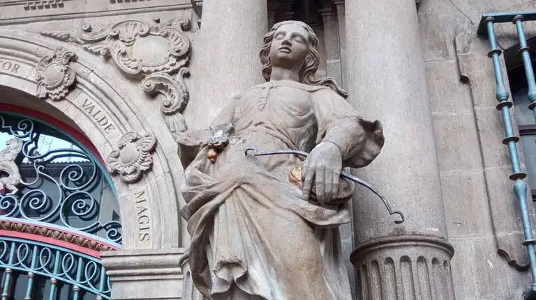 Estatua de la justicia en el Ayuntamiento de Pamplona tras el ataque vandálico. Policía Municipal.