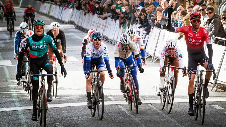 El ciclista francés Warren Barguil (d) cruza la meta en primer lugar en la prueba GP Miguel Induraín que se ha celebrado en la localidad navarra de Estella. EFE / Villar López.